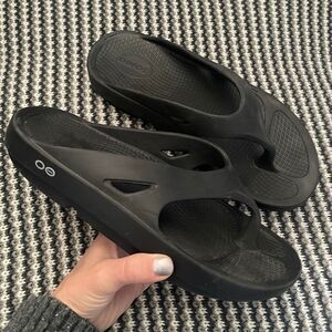 Oofos black flip flop sandal women’s shoe size 9